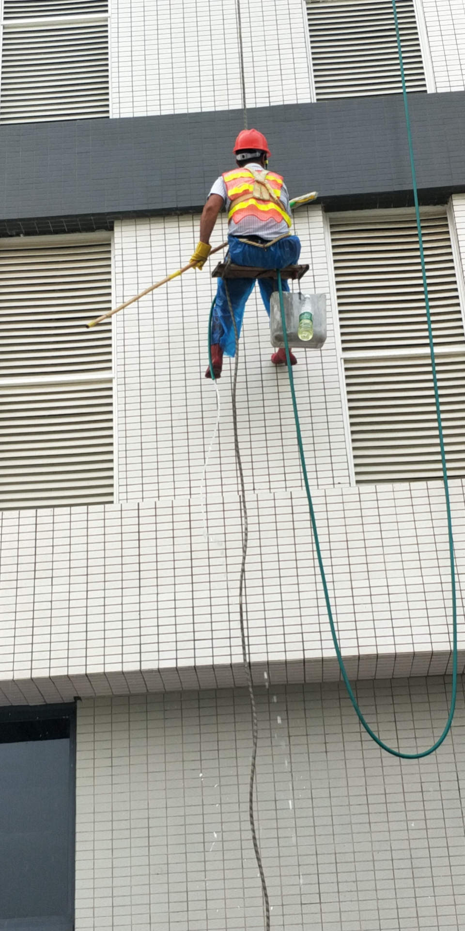 簡單談?wù)勈褂谜_的順德外墻洗清設(shè)備帶來好的效果